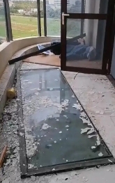 封阳台门窗翻车实录：暴雨天发现胶缝在跳